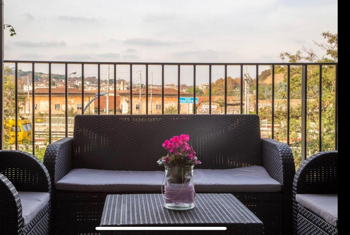Stylish Close By Trastevere And Life Apartment